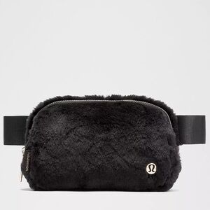 LULULEMON Everywhere Belt Bag – Plush Fleece (Black, One Size) | New